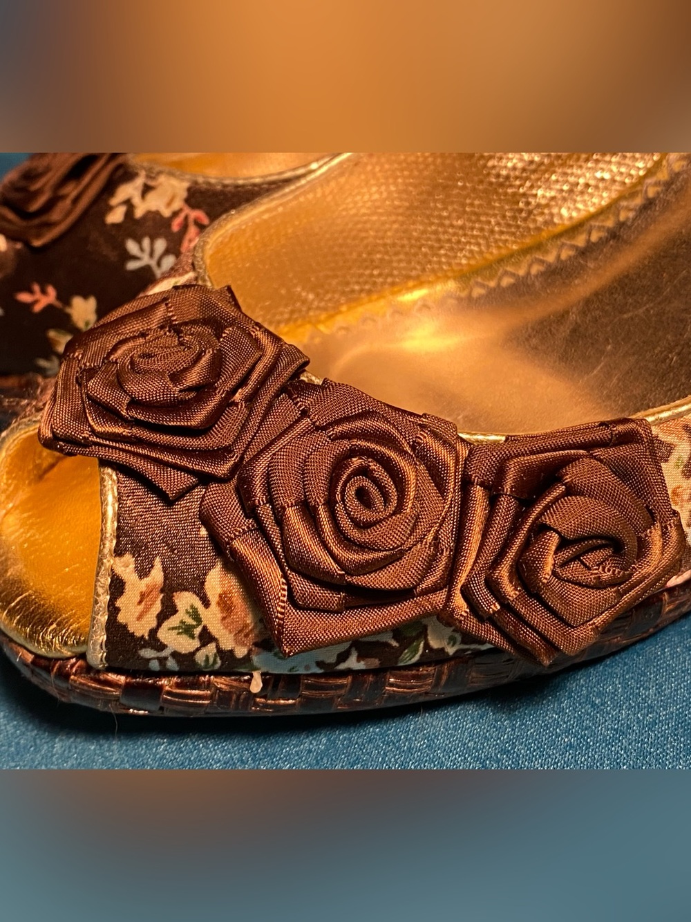 IC Poetic License,MISS CHINTZ,wedge sandal,floral/gold,rose appliqués,6.5 in box - Picture 4 of 13